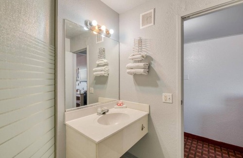 Clodine Hotel | OYO Hotel Houston Southwest I-69