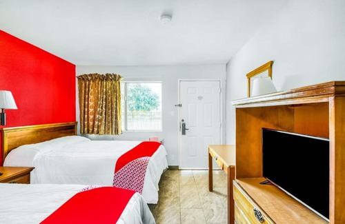 Clodine Hotel | OYO Hotel Houston Southwest I-69