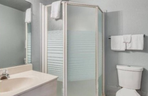 Clodine Hotel | OYO Hotel Houston Southwest I-69