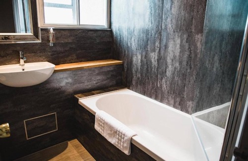 Luton Hotel | OYO The Red Lion Hotel