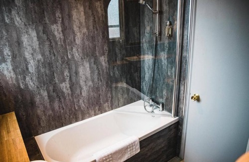 Luton Hotel | OYO The Red Lion Hotel