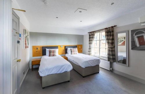 Luton Hotel | OYO The Red Lion Hotel