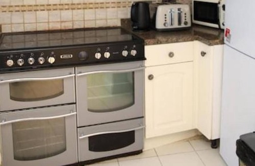 Coppetts House | OYO Timi Holiday Homes