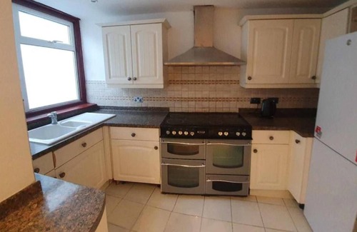 Coppetts House | OYO Timi Holiday Homes