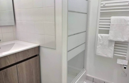 Miroir - Batignolles Apartment | Oyon T1 * Near train station * Parking * Fiber