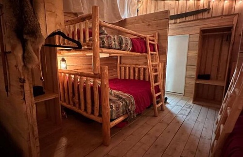 Seward Cabin | Oz Lodge: Bunkhouse - Cozy, Rustic & perfect for a family or group of friends!