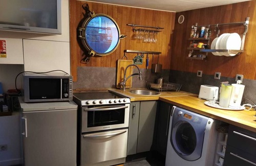 Saint-Germain-l'Auxerrois Boat Rental | Péniche Confortable Dans Environnement Préservé