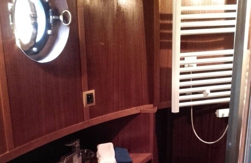 Saint-Germain-l'Auxerrois Boat Rental | Péniche Confortable Dans Environnement Préservé