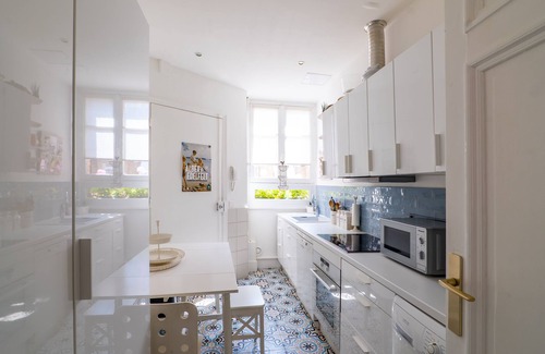Quartier de l'Ecole-Militaire Apartment | Pérignon's Palazzo, by Veeve