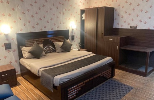 Sirmour Hotel | P.VEE RESORTS
