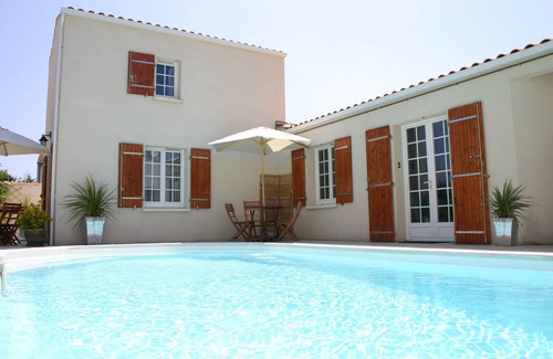 La Rochelle Apartment | P1 Studio With Attractive Garden & 9m Saltwater Swimming Pool, Free WIFI Access