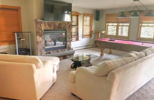 Bethlehem Villa | P5 Ski-in Ski-out rare find Presidential View single family with garage pool table ping pong