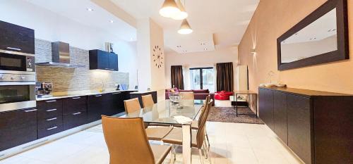 Paceville Apartment | Paceville Flat Two Bedroom Two Bathrooms St Julians with Terrace and Yard - Pe 2