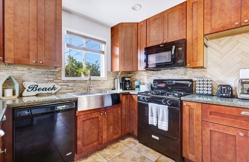 North Pacific Beach Cottage | Pacific Beach Cottage w/backyard & parking