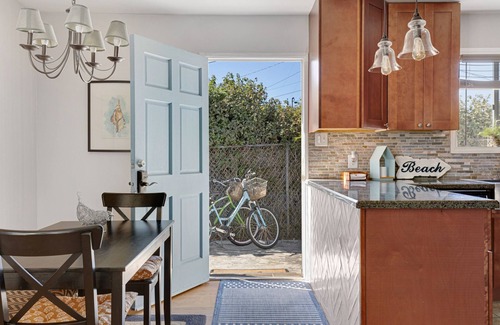 North Pacific Beach Cottage | Pacific Beach Cottage w/backyard & parking