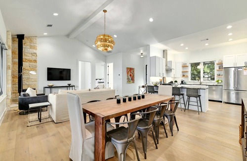 Kingsland House | Packsaddle Point! Luxury Lakefront w/Pool+Guest House