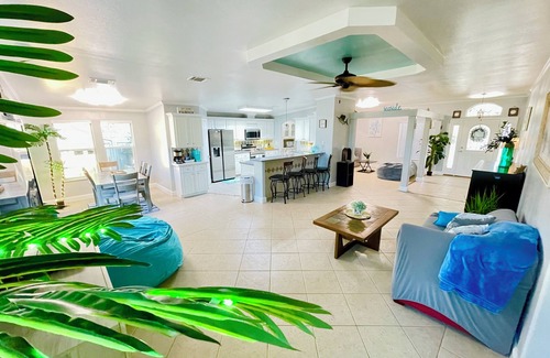 Weeki Wachee Gardens House | Paddle Paradise: 3/2 bath house with Jacuzzi, Kayaks, Paddleboards & Game Room
