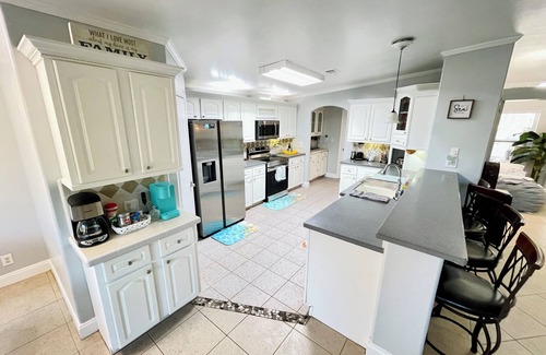Weeki Wachee Gardens House | Paddle Paradise: 3/2 bath house with Jacuzzi, Kayaks, Paddleboards & Game Room