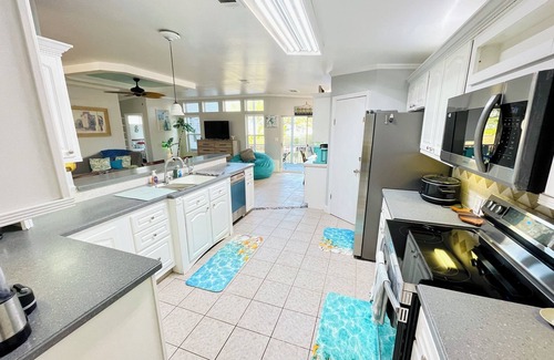 Weeki Wachee Gardens House | Paddle Paradise: 3/2 bath house with Jacuzzi, Kayaks, Paddleboards & Game Room