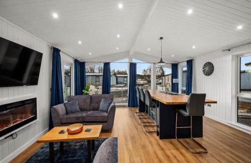 Perth House | Paddock Lodges Deluxe 2 Bed Chalet