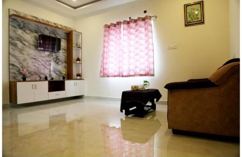 Tirupati House | Padmavathi Homestay -2BHK 1BHK AC Apartments for group of families - Best location - Flyover to Alipiri gate - Walk to PS4 Veg Restaurant - Modular Kitchen - Super fast Wi-Fi- Near to Tirupati Bus Stand 2 KM-Near to Railway Station 2KM