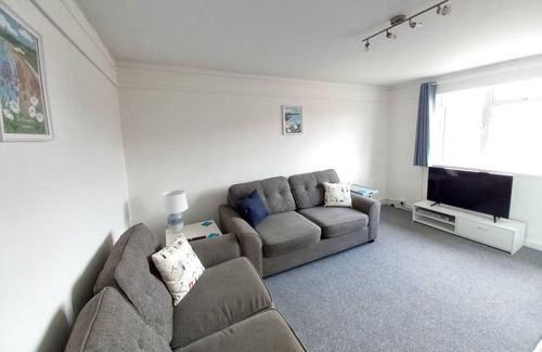 Paignton Apartment | PAIGNTON, CENTRAL LOCATION BY THE SEASIDE - 1 BEDROOM APARTMENT + POOL + PARKING
