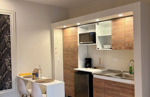 Oranjestad-West Hotel | Palapa Suite # 7, walk to Eagle Beach