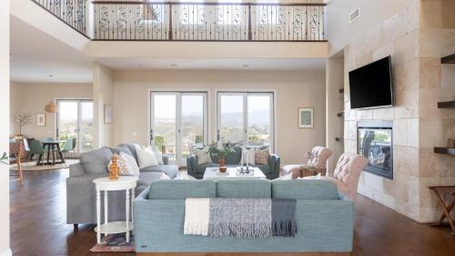 Temecula Villa | Palazzo Del Sol By AvantStay Breathtaking Home w Mountain Views Hot Tub