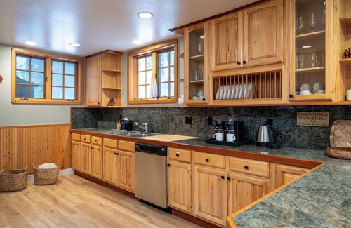 Olympic Valley Cabin | Palisades Getaway A/C Hot Tub Nature Views EV Chrg