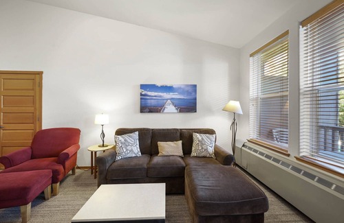 Olympic Valley Condo | Palisades Tahoe Lodge Two BR+Twins Ski-in/out #801