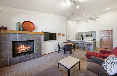 Olympic Valley Condo | Palisades Tahoe Lodge Two BR+Twins Ski-in/out #801