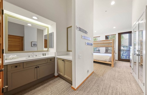 Olympic Valley Condo | Palisades Tahoe Lodge Two BR+Twins Ski-in/out #801