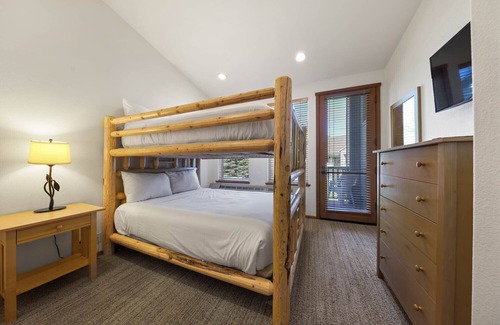 Olympic Valley Condo | Palisades Tahoe Lodge Two BR+Twins Ski-in/out #801