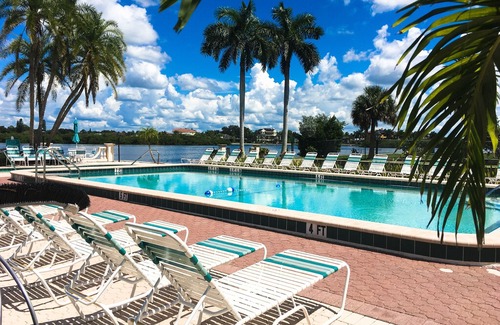 Siesta Key Condo | Palm Bay Club Unit 311 w/ Pools & Hot Tub - Walk 1,500' to Beach!