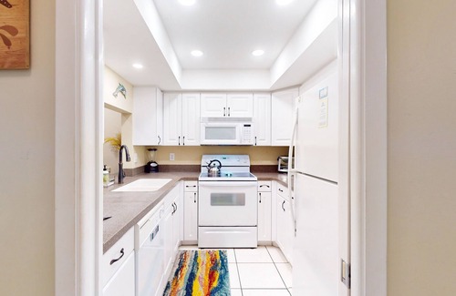 Siesta Key Condo | Palm Bay Club Unit 311 with pools & hot tub - walk 1,500 feet to beach