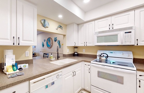 Siesta Key Condo | Palm Bay Club Unit 311 with pools & hot tub - walk 1,500 feet to beach