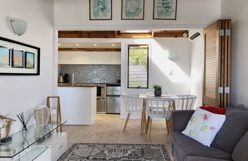 Waiheke Island Villa | Palm Beach Cottage with Private SpaPool, Air-con and Wifi