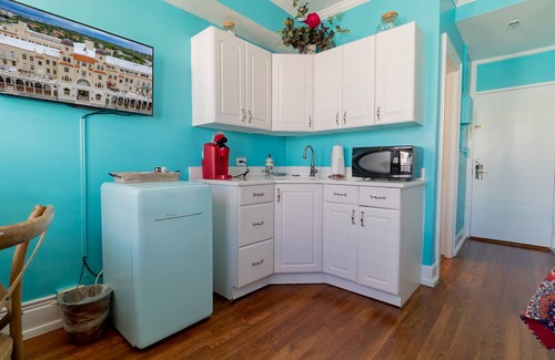 Palm Beach - West Palm Beach Apartment | 🏝Palm Beach Island Condo-Hotel King Bed Studio Walk to Beach🏖