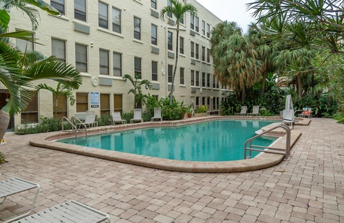 Palm Beach - West Palm Beach Apartment | 🏝Palm Beach Island Condo-Hotel King Bed Studio Walk to Beach🏖