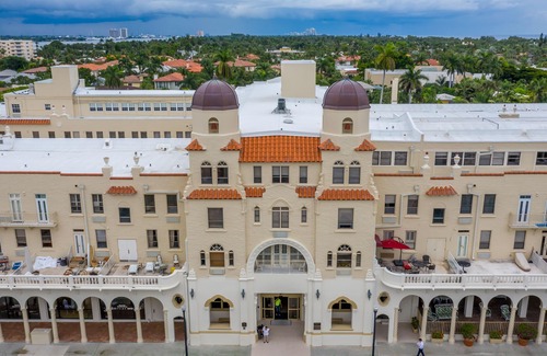 Palm Beach - West Palm Beach Apartment | 🏝Palm Beach Island Condo-Hotel King Bed Studio Walk to Beach🏖