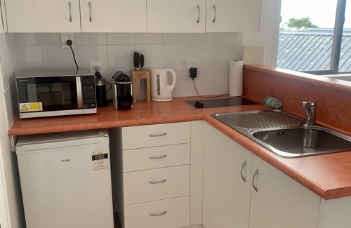 Waiheke Island Villa | Palm Beach Oasis, Air conditioning, WiFi & SKY TV