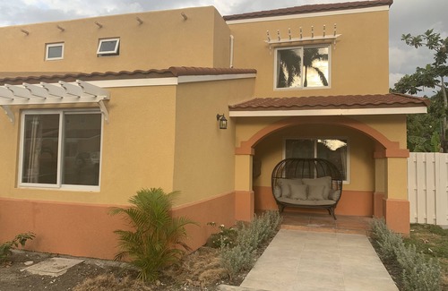 Montego Bay Cottage | Palm Breeze Cottage -GATED COMMUNITY, Pool, Beach Access, HipStrip, NEAR AIRPORT