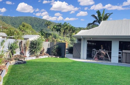Clifton Beach House | Palm Cove/Cairns beaches tropical spacious retreat
