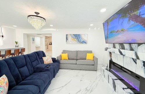 Central Fort Lauderdale House | Palm House Near Beach, Game Room, Pool & King Beds