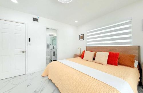 Central Fort Lauderdale House | Palm House Near Beach, Game Room, Pool & King Beds