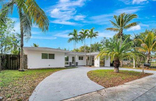 Central Fort Lauderdale House | Palm House Near Beach, Game Room, Pool & King Beds