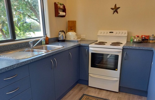 Matarangi Cottage | Palm Retreat - Matarangi Holiday Home
