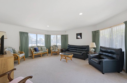 Papamoa Beach Cottage | Palm Tree Haven - Papamoa Holiday Home