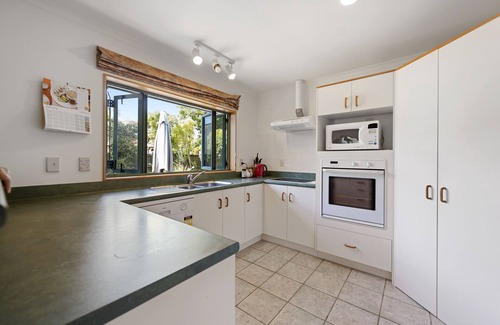 Papamoa Beach Cottage | Palm Tree Haven - Papamoa Holiday Home