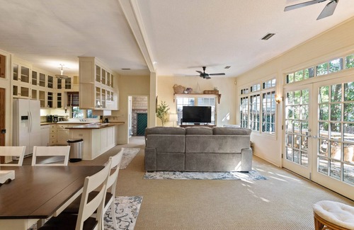King City House | Palmetto Cottage sleeps 8 and walk to the Village